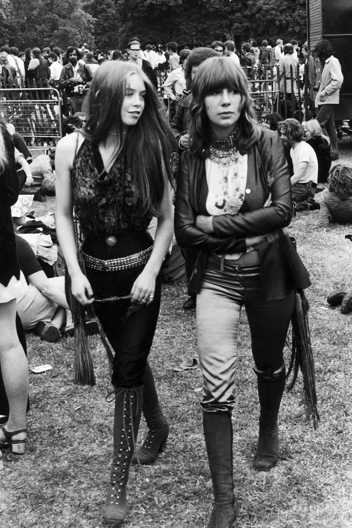 1969

Pomalu končí éra Beatles a na scénu přicházejí Led Zeppelin nebo Deep Purple. Tomu odpovídá i britská móda, která začíná nabírat rockovější obrátky.
