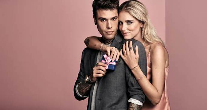 Swarovski

Kolekce Swarovski ke dni sv. Valentýna 2018 je svěží a odvážná. Hlavními tvářemi se stali Chiara Ferragni a její přítel italský rapper Fedez.
