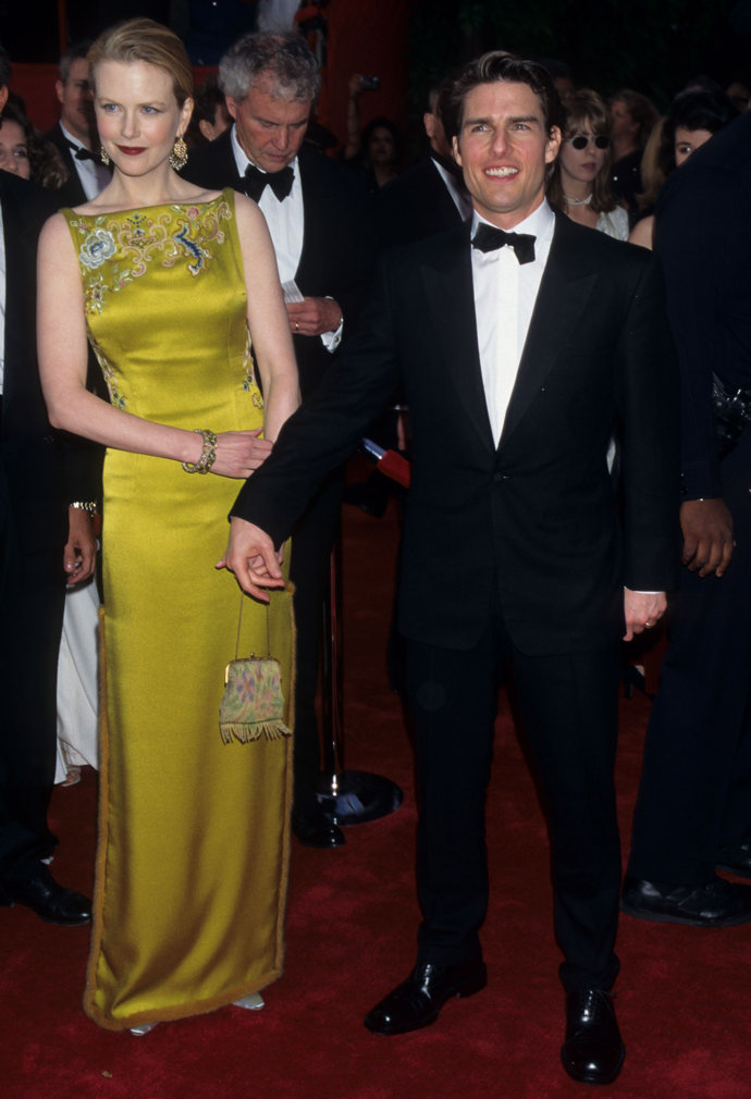 NICOLE KIDMAN, JOHN GALLIANO PRO CHRISTIANA DIORA: $2 miliony

Tyto šaty udělaly z Johna Galliana módního krále červeného koberce. Řadí se mezi nejkrásnější modely, které se na něm kdy objevily. Nicole Kidman bylo údajně zaplaceno, aby nosila stylové kousky od Johna Galliana po celý rok. 
