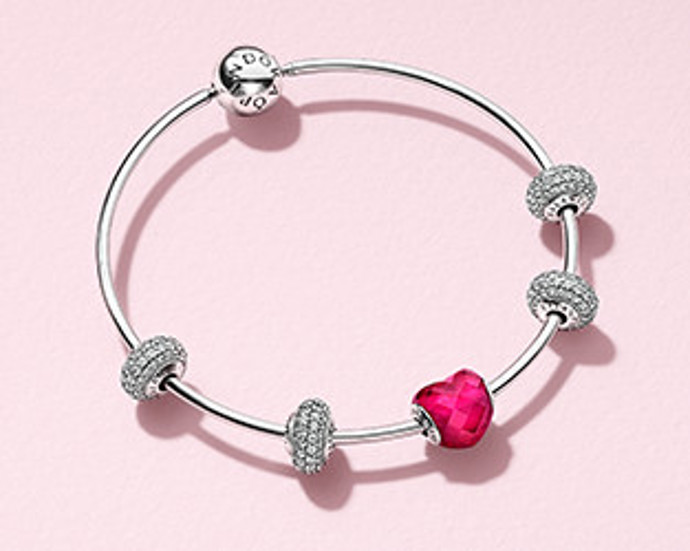 Pandora

Na náhrdelníky z kolekce Essence collection lze stejně jako na náramky navlékat různé přívěsky se symboly.
