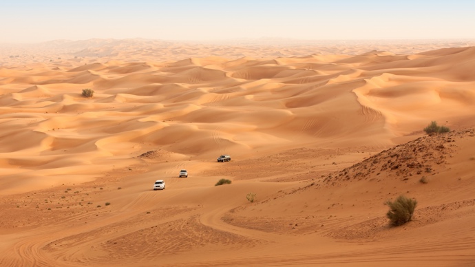 Dubai Safari - adrenalinová jízda v džípech na poušti
Jestli už vás omrzel opulentní luxus moderní části Dubaje – nejvyšší budovy, největší obchody, a jiná místa s nálepkou nej – zajeďte si s rodinou na výlet do pouště. Se společností Orient Tours Safari tu můžete užít projížďku v dunách a to v džípech či na hrbu velblouda. Vyberte si, co máte radši nebo zkuste rovnou obojí jako já.
A až budete vyřádění, průvodce vás zaveze do pouštního resortu, kde si dáte něco dobrého k jídlu, zakoupíte suvenýry a podíváte se na břišní tanečnice z pohodlí vašich soukromých stanů.
Dubai Safari - adrenalinová jízda v džípech na poušti
Jestli už vás omrzel opulentní luxus moderní části Dubaje – nejvyšší budovy, největší obchody, a jiná místa s nálepkou nej – zajeďte si s rodinou na výlet do pouště. Se společností Orient Tours Safari tu můžete užít projížďku v dunách a to v džípech či na hrbu velblouda. Vyberte si, co máte radši nebo zkuste rovnou obojí jako já.
A až budete vyřádění, průvodce vás zaveze do pouštního resortu, kde si dáte něco dobrého k jídlu, zakoupíte suvenýry a podíváte se na břišní tanečnice z pohodlí vašich soukromých stanů.