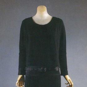Jednoduché černé šaty se staly nástrojem úspěchu Gabrielly Chanel. Model na snímku Coco navrhla v roce 1927.