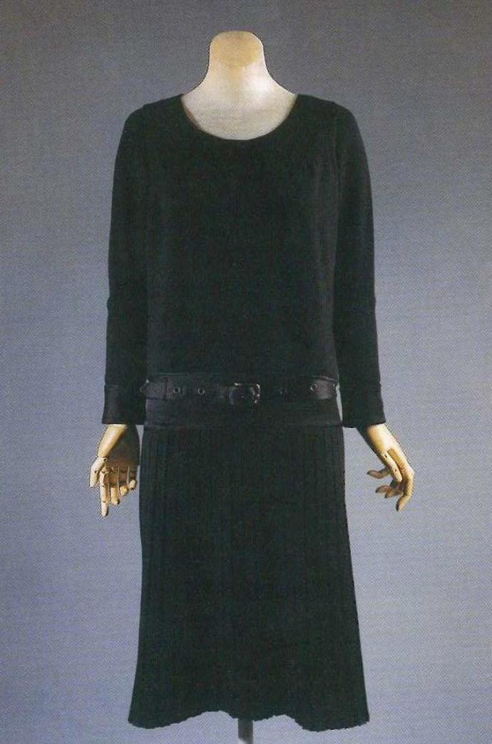 Jednoduché černé šaty se staly nástrojem úspěchu Gabrielly Chanel. Model na snímku Coco navrhla v roce 1927.