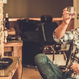 Prestige Hair Club Barber Shop nabízí pánskou péči se sklenkou v ruce za 1149 Kč.