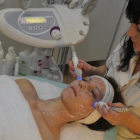 Kosmetické balíčky do křížovkové soutěže věnoval Salon Korunka