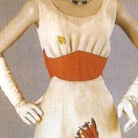 Šaty od Elsy Schiaparelli (1937). Humra na potisku doplňuje snítka petržele – tak, jak je humr servírován v restauraci.