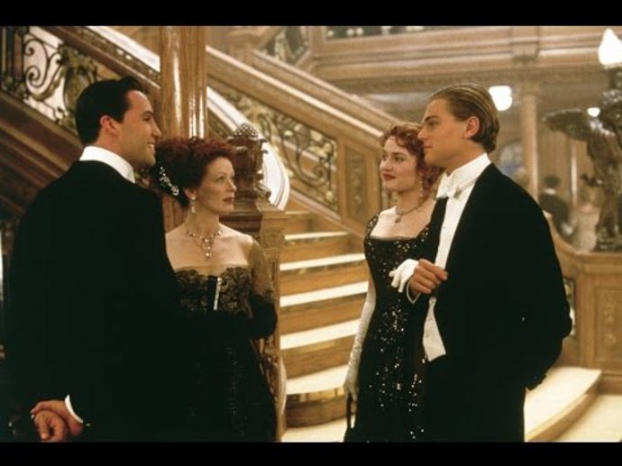 Největší loď všech dob vyplouvá na cestu přes Atlantik. Na její palubě se chudý Jack (Leonardo DiCaprio) zamiluje do čerstvě zasnoubené Rose (Kate Winslet). V jednu chvíli se zdá, že jejich největší překážkou bude nepochopení ze strany Roseiny matky, jenže za chvíli loď narazí do ledovce… Největší loď všech dob vyplouvá na cestu přes Atlantik. Na její palubě se chudý Jack (Leonardo DiCaprio) zamiluje do čerstvě zasnoubené Rose (Kate Winslet). V jednu chvíli se zdá, že jejich největší překážkou bude nepochopení ze strany Roseiny matky, jenže za chvíli loď narazí do ledovce…