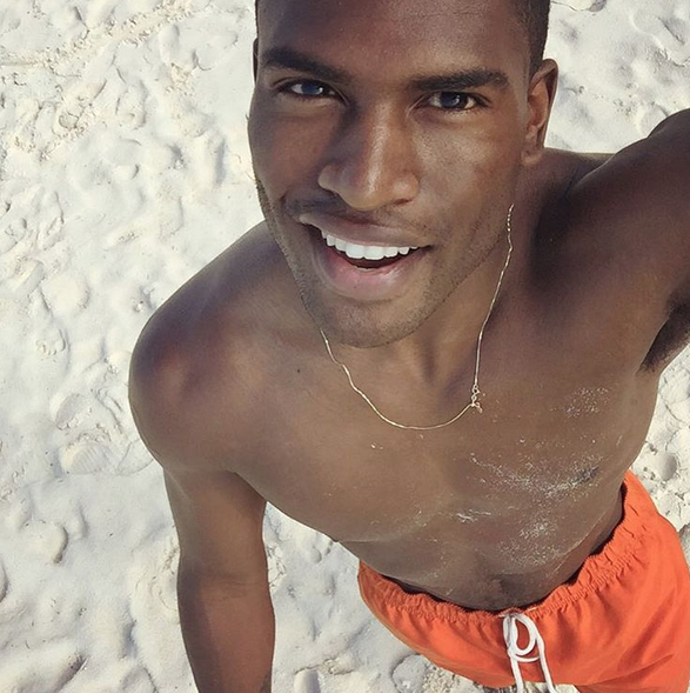 Profil s plážovými selfie, postelovými momentkami a dalšími od pasu nahoru nahatými fotkami…
Foto: @broderickhunter