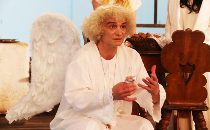 Popleta Petronel z filmu Anděl Páně zkazí, na co sáhne. Určitě si vzpomenete, jak od sv. Petra převezme stráž u brány a do pekla pošle všechny „hříšníky“ včetně nebohé abatyše.