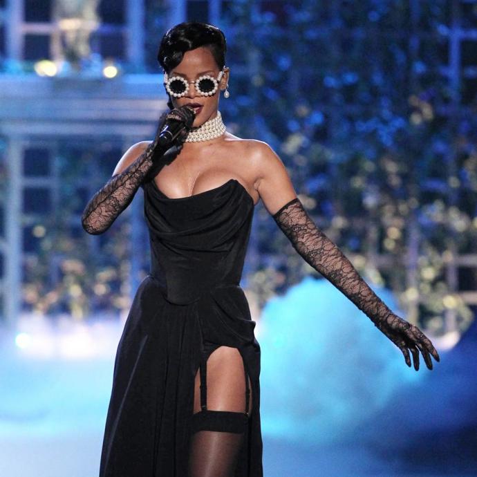 Perly, krajkové podvazky, korzetové šaty. Na koncert při příležitosti přehlídky prádla Victoria’s Secret dorazila zpěvačka Rihanna s nostalgickou náladou. Že by měla ráda 80. léta?