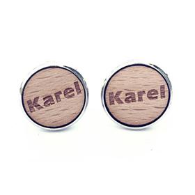Manžetové knoflíčky jsou k dostání se jménem nebo iniciálou. Koupíte je za 449 Kč.