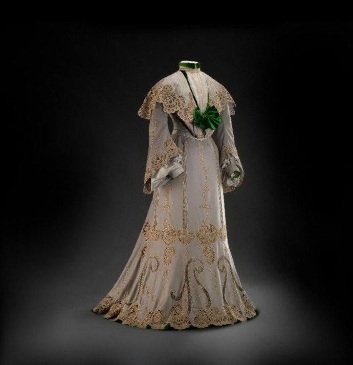 Dvoudílné odpolední šaty, 1902–1903, vídeňský salon Marie Hansal, sukno, samet, strojová výšivka „richelieu“ (ze sbírek Uměleckoprůmyslového musea v Praze) Dvoudílné odpolední šaty, 1902–1903, vídeňský salon Marie Hansal, sukno, samet, strojová výšivka „richelieu“ (ze sbírek Uměleckoprůmyslového musea v Praze)