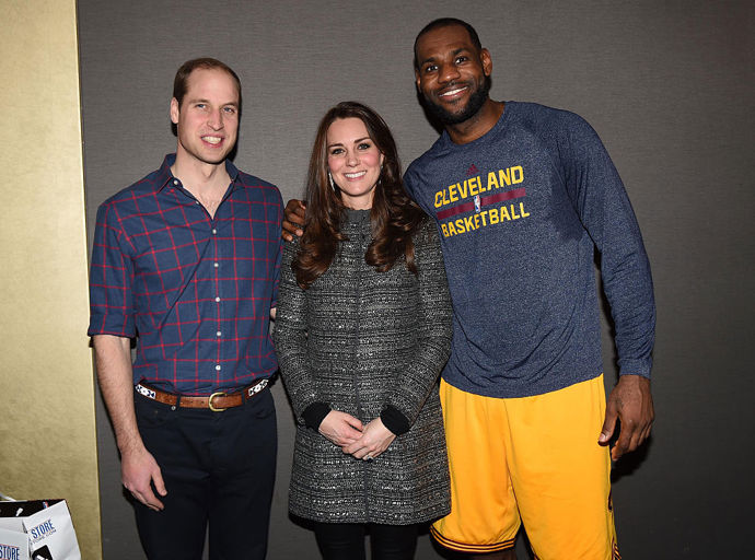 Člena královské rodiny by se neměl nikdo dotknout. Proto tato fotografie Kate s basketbalistou LeBron Jamesem šokovala veřejnost.
