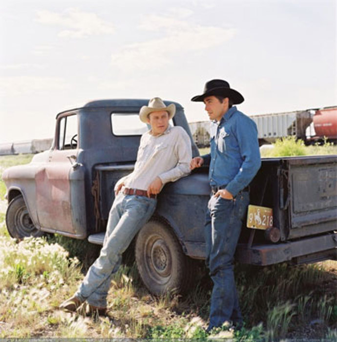 Severozápadní Amerika, rok 1963. Dva kovbojové (Heath Ledger, Jake Gyllenhaal) spolu vyrážejí do hor, kde mají za úkol hlídat ovce před hladovými vlky. Na to, co se mezi nimi stane, se pak snaží zapomenout celý život… Severozápadní Amerika, rok 1963. Dva kovbojové (Heath Ledger, Jake Gyllenhaal) spolu vyrážejí do hor, kde mají za úkol hlídat ovce před hladovými vlky. Na to, co se mezi nimi stane, se pak snaží zapomenout celý život…