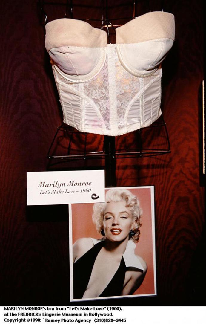 Možná si vybavíte romantický muzikál Pojď, budeme se milovat, ve kterém se femme fatale Marilyn Monroe prochází ve spodním prádle. V jednom americkém muzeu dodnes leží krásná podprsenka, kterou měla ve filmu slavná herečka na sobě.