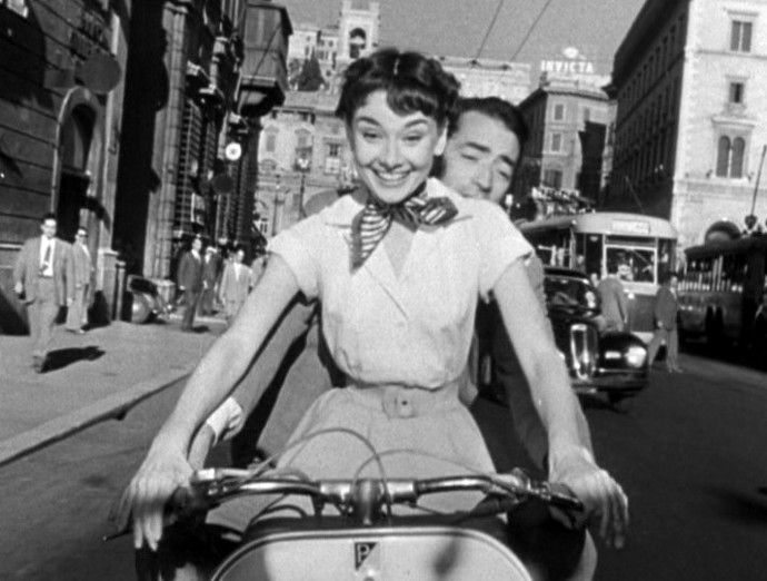 Korunní princezna Ann (Audrey Hepburn) se vydá na vlastní pěst do Říma. Na vyhlídkových jízdách s motorkou po turistických památkách a pravé italské zábavě ji doprovází novinář Joe (Gregory Peck). Korunní princezna Ann (Audrey Hepburn) se vydá na vlastní pěst do Říma. Na vyhlídkových jízdách s motorkou po turistických památkách a pravé italské zábavě ji doprovází novinář Joe (Gregory Peck).