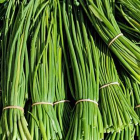 Patří k typickým jarním bylinám. Oproti běžnému „paličáku“ má jemnější chuť. Lze jej přidat do pomazánek. Vynikající je také pesto z mědvědího česneku.