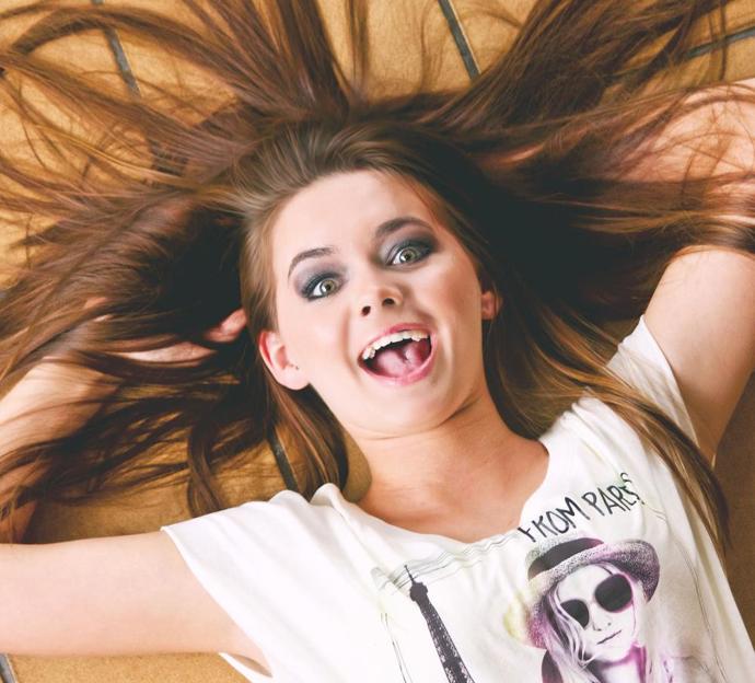 Je to až k neuvěření, že uběhlo jednadvacet let od doby, kdy v rádiích poprvé zazněly ikonické popové hity jako „Wannabe“. Posh Spice, Ginger Spice, Baby Spice, Scary Spice a Sporty Spice neboli Victoria Beckham, Geri Halliwell, Emma Bunton, Mel B a Mel C přišly do našich životů (a přehrávačů) a navždy jej změnily. Pro své fanoušky nepředstavovaly jen dívčí hudební skupinu, ale vkus a životní styl, který s sebou přinášel spoustu zábavy, glitrů, bot na platformách a šílených účesů. Kromě toho všechny členky do světa hlásaly feministická hesla o síle ženského pohlaví a významu přátelství mezi dívkami.