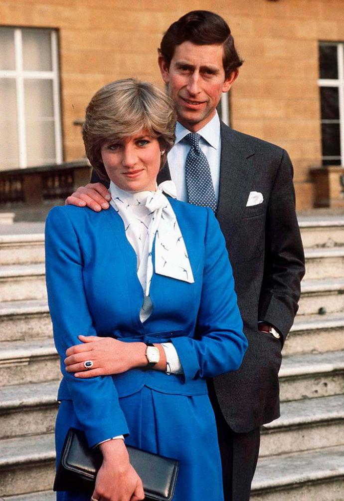 Diana, princezna z Walesu, se narodila jako Diana Frances Spencer 1. července 1961 zámožné rodině s aristokratickými kořeny. Své dětství prožila na anglickém venkově. Zpětně ho označila za nešťastné, a to zejména proto, že prý od rozvedených rodičů necítila lásku. Na této fotce je vidět dvouletá Diana ve svém luxusním kočárku v zahradách rezidence, ve které vyrostla.
