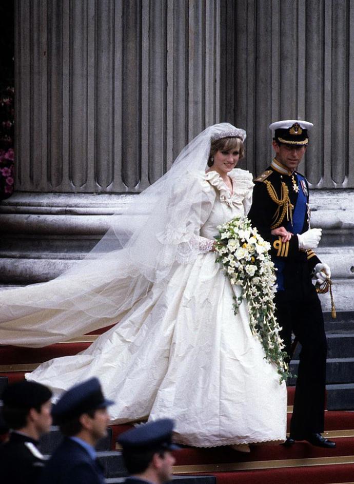 V době, kdy se seznámila s o dvanáct let starším princem Charlesem, jí bylo devatenáct a pracovala jako učitelka v mateřské školce a příležitostná chůva. Seznámení neproběhlo nějak náhodně. Lady Diana byla ze šlechtické rodiny, která se s tou Charlesovou znala už desítky let. Mladý princ byl navíc ve věku, kdy se od něj očekávalo, že se usadí. Podle rad, které v paláci získal, si měl najít nevinnou dívku s tou „správnou krví“. Po třinácti setkáních a sedmi měsících se slavný pár zasnoubil. Na Dianině prstě spočinul prsten, který patří k těm nejslavnějším na světě. Úžasný šperk s dvanáctikarátovým modrým safírem oválného tvaru je osázený čtrnácti menšími diamanty a zasazený do osmnáctikarátové obroučky z bílého zlata. O třicet let později požádal se stejným šperkem svou přítelkyni o ruku i Dianin starší syn William.