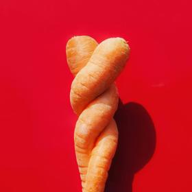 V jednoduchosti a symetrii je krása. Autor fotografie vyfotil vajíčko v jeho tak trochu přirozeném prostředí – v cukru! K dvojici už stačí přidat jen pár ingrediencí, a na světě je skvělý moučník.
