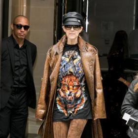 Ano, my víme, že se móda 90. let zase vrací, ale Belin outfit nám nebezpečně připomíná kapelu Scooter. Copánky boxer braids chválíme (tady vás je na videu naučíme), ty jsou super, ale co ty kalhoty?