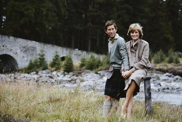 V roce 1981 si Lady Diana Spencer vzala za manžela prince Charlese. Svatba se konala v katedrále sv. Pavla a sledovalo ji neuvěřitelných 750 milionů lidí z celkem 58 zemí. Obřadu, který trval přes dvě hodiny, se zúčastnilo 21 panovníků a 20 hlav států. Na hostinu bylo pozváno přes tři tisíce lidí, kteří mj. pili luxusní šampaňské Dom Perignon 1961 (podle data narození nevěsty). V roce 2011 se oženil princ William s Catherine Middleton, která na sobě měla šaty inspirované těmi, které si před třiceti lety vzala Di.