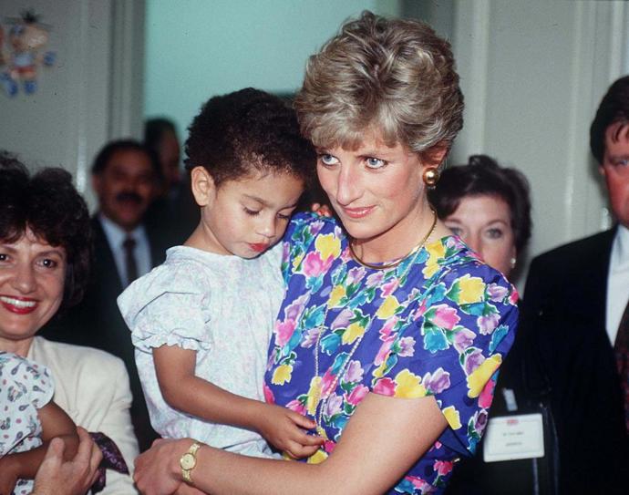 Diana měla moderní přístup k výchově svých dětí. Navzdory zvykům královské rodiny je například brala s sebou na pracovní cesty a jiná svá „angažmá“ a také je vodila do školy. „Pro své syny žiju, bez nich bych byla ztracená,“ řekla jednou. Na fotce je vidět v roce 1991 s oběma kluky, a to na cestě Kanadou při zastávce u Niagarských vodopádů.