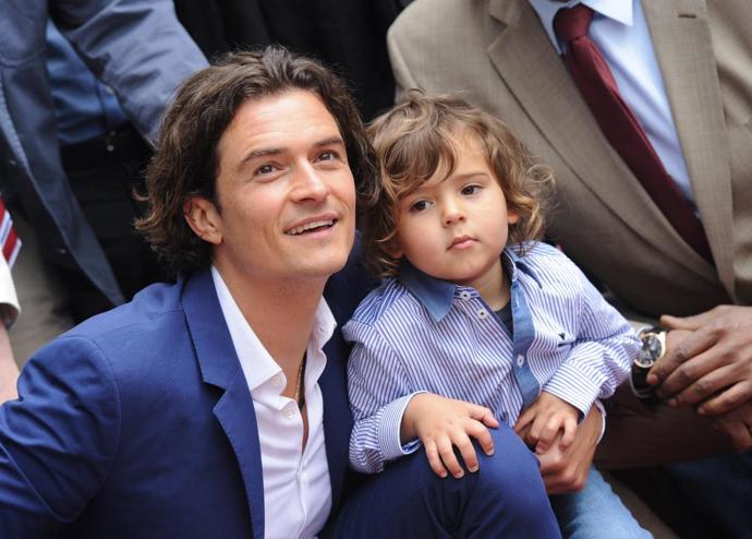 Přestože má Josh (44) čím dál více práce, na svou manželku Fergie a jejich společného syna Axla si vždycky udělá čas. Když se nemůže utrhnout z práce, rodina cestuje s ním, aby si byli pořád nablízku.