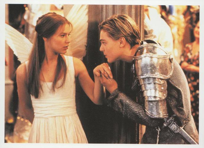 Nespravedlivý osud Romea (Leonardo DiCaprio) a Julie (Claire Danes) patří ke klasikám. V tomto případě nečekejte žádné róby, kočáry či meče. Tahle romantika z 90. let je plná zbraní a aut. Nespravedlivý osud Romea (Leonardo DiCaprio) a Julie (Claire Danes) patří ke klasikám. V tomto případě nečekejte žádné róby, kočáry či meče. Tahle romantika z 90. let je plná zbraní a aut.