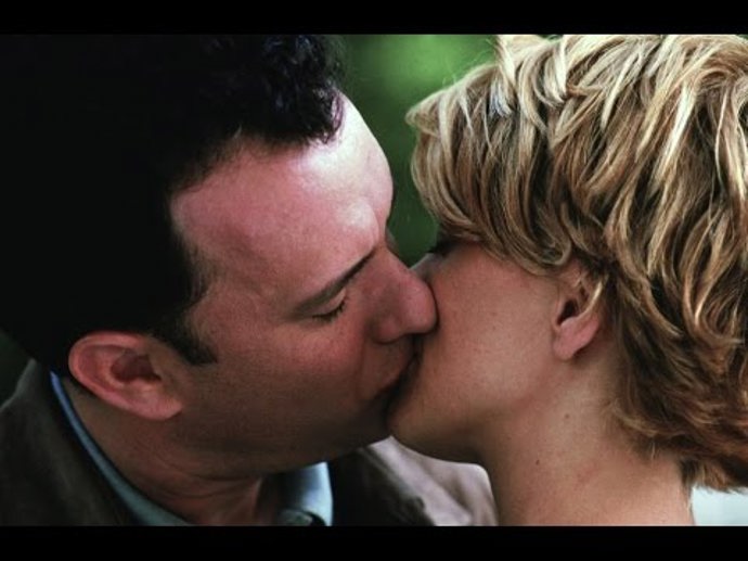 Kathleen (Meg Ryan) a Joe (Tom Hanks) se ze srdce nenávidí – ona je majitelkou dětského knihkupectví Na růžku, on ohrožuje její podnik stavbou nákupního centra s levnými knihami ve stejné čtvrti. Oba si zároveň posílají maily s osobami, do kterých jsou platonicky zamilovaní. Kathleen (Meg Ryan) a Joe (Tom Hanks) se ze srdce nenávidí – ona je majitelkou dětského knihkupectví Na růžku, on ohrožuje její podnik stavbou nákupního centra s levnými knihami ve stejné čtvrti. Oba si zároveň posílají maily s osobami, do kterých jsou platonicky zamilovaní.