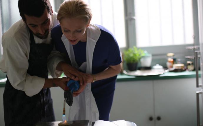 Ruská emigrantka Ema (Tilda Swinton) se přivdá do bohaté milánské rodiny. Kvůli společenským povinnostem málem zapomněla, jaké je doopravdy žít. Pak jeden večer potká mladého kuchaře Antonia. Ruská emigrantka Ema (Tilda Swinton) se přivdá do bohaté milánské rodiny. Kvůli společenským povinnostem málem zapomněla, jaké je doopravdy žít. Pak jeden večer potká mladého kuchaře Antonia.