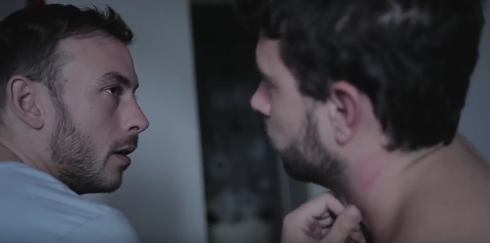 Měl to být sex na jednu noc. Jenže Russell (Tom Cullen) a Glen (Chris New) si nedokázali říct sbohem. I když je každý z nich jiný, obohacují se. Celý víkend stráví debatou o vztazích, o minulosti, o svých představách. Měl to být sex na jednu noc. Jenže Russell (Tom Cullen) a Glen (Chris New) si nedokázali říct sbohem. I když je každý z nich jiný, obohacují se. Celý víkend stráví debatou o vztazích, o minulosti, o svých představách.