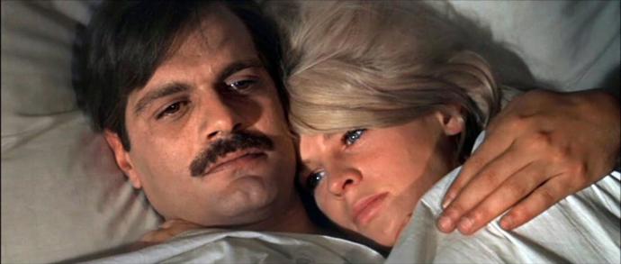 Předlohou pro americké drama, oceněné šesti Oscary, byla známá kniha Borise Pasternaka. Za ruské občanské války se ženatý Jurij Živago (Omar Sharif) zamiluje do manželky bolševického vůdce Lary (Julie Christie). Předlohou pro americké drama, oceněné šesti Oscary, byla známá kniha Borise Pasternaka. Za ruské občanské války se ženatý Jurij Živago (Omar Sharif) zamiluje do manželky bolševického vůdce Lary (Julie Christie).
