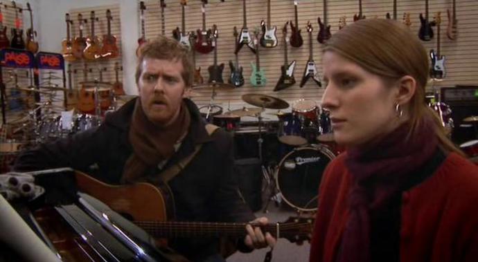 Glen Hansard a Markéta Irglová se do sebe zakoukají díky lásce k hudbě, která je spojuje. Jenže Markéta je vdaná. Odolá pokušení, nebo podlehne? Diváky provází krásná hudba, za kterou si film vysloužil Oscara. Glen Hansard a Markéta Irglová se do sebe zakoukají díky lásce k hudbě, která je spojuje. Jenže Markéta je vdaná. Odolá pokušení, nebo podlehne? Diváky provází krásná hudba, za kterou si film vysloužil Oscara.