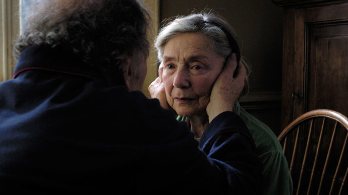 Láska kvete v každém věku. Jaké útrapy musejí řešit manželé, kterým je už osmdesát let? Německý film získal v roce 2013 Oscara za nejlepší cizojazyčný film. Láska kvete v každém věku. Jaké útrapy musejí řešit manželé, kterým je už osmdesát let? Německý film získal v roce 2013 Oscara za nejlepší cizojazyčný film.
