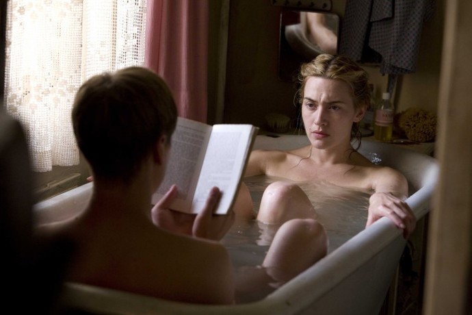 V poválečném Berlíně se náhodně potkají patnáctiletý Michael (David Kross) a třicetiletá Hannah (Kate Winslet). Vášnivý vztah, který mezi nimi vznikne, skončí ale stejně rychle, jako začal. O osm let později se ale setkávají znovu – při soudním procesu s válečnými zločinci. V poválečném Berlíně se náhodně potkají patnáctiletý Michael (David Kross) a třicetiletá Hannah (Kate Winslet). Vášnivý vztah, který mezi nimi vznikne, skončí ale stejně rychle, jako začal. O osm let později se ale setkávají znovu – při soudním procesu s válečnými zločinci.