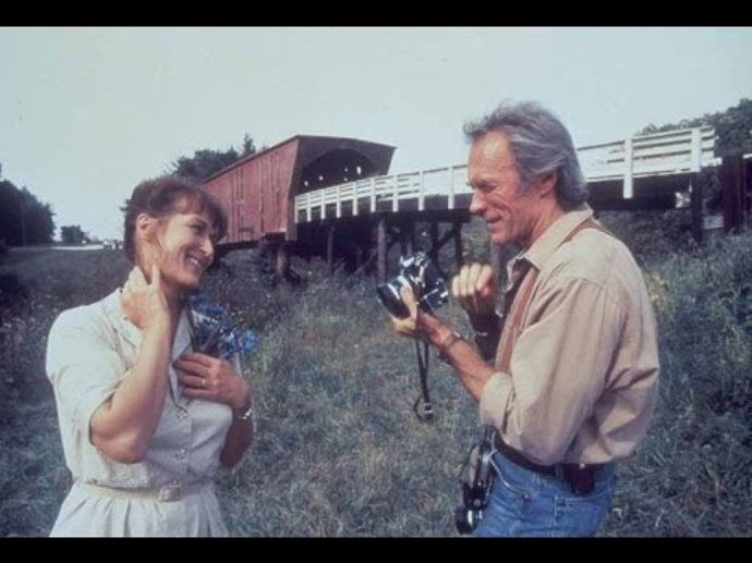 Farmářka Francesca (Maryl Streep) má obyčejný život. Když do jejího města přijede fotograf Robert (Clint Eastwood), přemýšlí, jaký život mohla mít… Farmářka Francesca (Maryl Streep) má obyčejný život. Když do jejího města přijede fotograf Robert (Clint Eastwood), přemýšlí, jaký život mohla mít…