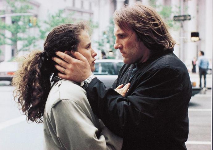 Francouz George (Gérard Depardieu) potřebuje zelenou kartu, Bronte (Andie MacDowell) zas fiktivního manžela, aby získala byt. Po sňatku „na oko“ je však začne honit imigrační úřad. Francouz George (Gérard Depardieu) potřebuje zelenou kartu, Bronte (Andie MacDowell) zas fiktivního manžela, aby získala byt. Po sňatku „na oko“ je však začne honit imigrační úřad.