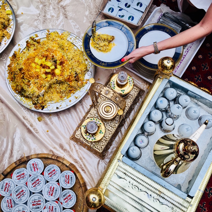 Na arabský oběd do Kulturního centra šejka Muhammada SMCCU
A jestli chcete ochutnat pravý arabský oběd, zajeďte si do Kulturního centra šejka Muhammada, kde vám za 130 dirhamů na osobu připraví skvělé pokrmy naservírované na zlatých podnosech přímo na koberec.
Na arabský oběd do Kulturního centra šejka Muhammada SMCCU
A jestli chcete ochutnat pravý arabský oběd, zajeďte si do Kulturního centra šejka Muhammada, kde vám za 130 dirhamů na osobu připraví skvělé pokrmy naservírované na zlatých podnosech přímo na koberec.