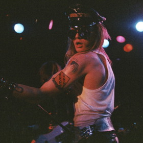 Axl Rose
Na konci osmdesátých let vstupuje na scénu frontman kapely Guns N' Roses. Dlouhé blond vlasy, tetování, úzké kožené kalhoty nebo džíny a dnes už klasický šátek na hlavě, to byl vlastně typický look pro většinu rockových zpěváků té doby, ale Axlovi se nějak podařilo ho proslavit o něco víc než jeho kolegům.
Axl Rose
Na konci osmdesátých let vstupuje na scénu frontman kapely Guns N' Roses. Dlouhé blond vlasy, tetování, úzké kožené kalhoty nebo džíny a dnes už klasický šátek na hlavě, to byl vlastně typický look pro většinu rockových zpěváků té doby, ale Axlovi se nějak podařilo ho proslavit o něco víc než jeho kolegům.