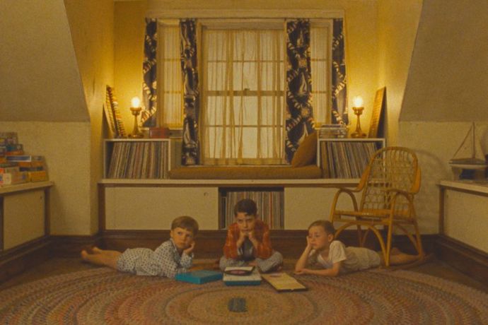 Až vyjde měsíc (Moonrise Kingdom), 2012

Film se natáčel na sluncem zalitém ostrově v americké Nové Anglii a většina děje se odehrává na polích a v lesích. Přesto i interiéry stojí za pozastavení se. Dům rodiny Bishopových je perfektním sídlem u moře s vzorovanými přehozy, tkanými koberci, nábytkem, který se k sobě nehodí, a mnohými zákoutími vybízejícími ke schoulení se do klubíčka.
