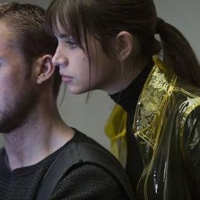 Blade Runner 2049
- nejlepší oblečení do deště
Post-apokalyptická pláštěnka ve žluté barvě, kterou má na sobě Joi (Ana de Armas) v remaku filmu z roku 1982, by se klidně mohla okamžitě stát součástí každého jarního šatníku.
Blade Runner 2049
- nejlepší oblečení do deště
Post-apokalyptická pláštěnka ve žluté barvě, kterou má na sobě Joi (Ana de Armas) v remaku filmu z roku 1982, by se klidně mohla okamžitě stát součástí každého jarního šatníku.