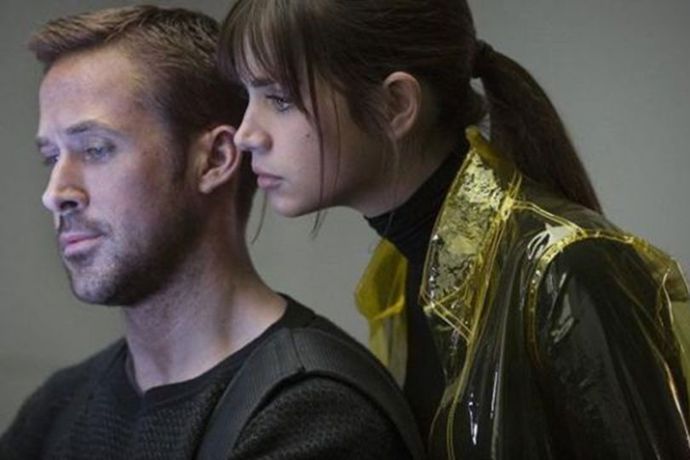 Blade Runner 2049 

- nejlepší oblečení do deště

Post-apokalyptická pláštěnka ve žluté barvě, kterou má na sobě Joi (Ana de Armas) v remaku filmu z roku 1982, by se klidně mohla okamžitě stát součástí každého jarního šatníku. 
