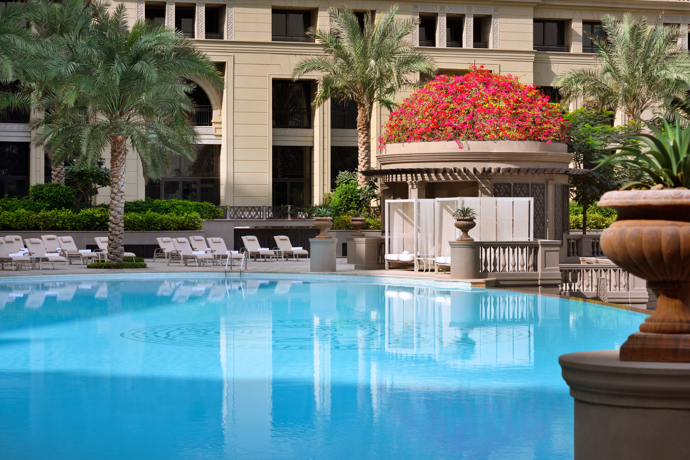 Wellness a ubytování v Palazzo Versace Dubai
A protože tento palác není u moře, určitě oceníte tři venkovní bazény, kde si můžete objednat něco dobrého k jídlu v nějaké z osmi hotelových restaurací. A až vás to na sluníčku omrzí, přesuňte se do místního spa a vyzkoušejte arabskou proceduru Hammam, která z vás doslova „smyje všechnu špínu světa“. A to pomocí speciální mýdlové pěny, peelingu, olejů a relaxace v páře.
Wellness a ubytování v Palazzo Versace Dubai
A protože tento palác není u moře, určitě oceníte tři venkovní bazény, kde si můžete objednat něco dobrého k jídlu v nějaké z osmi hotelových restaurací. A až vás to na sluníčku omrzí, přesuňte se do místního spa a vyzkoušejte arabskou proceduru Hammam, která z vás doslova „smyje všechnu špínu světa“. A to pomocí speciální mýdlové pěny, peelingu, olejů a relaxace v páře.