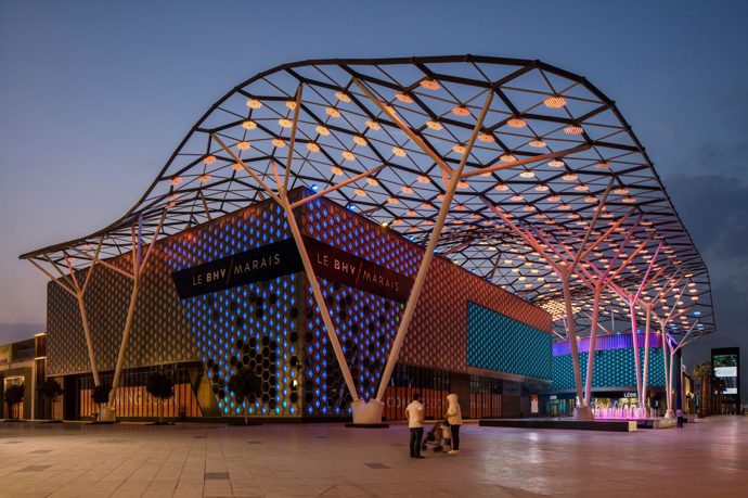 Za nákupy do Dubai City Walk
Jestli jste žena a taky trochu shopaholic, čtěte dál. V Dubaji právě dostavěli čtvrť, kde najdete samé hezké obchody – Cavalli, Karl Lagerfeld, Michael Kors, Tory Burch, Georg Jensen a jiné – a taky restaurace s těmi nejzajímavějšími pochoutkami. Za vyzkoušení určitě stojí Farzi Café, kde se vám bude kouřit od talíře a bublat z drinku.
Za nákupy do Dubai City Walk
Jestli jste žena a taky trochu shopaholic, čtěte dál. V Dubaji právě dostavěli čtvrť, kde najdete samé hezké obchody – Cavalli, Karl Lagerfeld, Michael Kors, Tory Burch, Georg Jensen a jiné – a taky restaurace s těmi nejzajímavějšími pochoutkami. Za vyzkoušení určitě stojí Farzi Café, kde se vám bude kouřit od talíře a bublat z drinku.