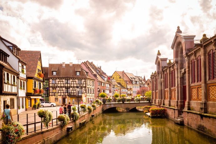 Colmar

Město o něco menší než Štrasburk, avšak mu velmi podobné se nachází jen kousek od vesničky Eguisheim. Jako ve Štrasburku můžete navštívit Malou Francii, zde se rozprostírají Malé Benátky (Petite Venise). Nechybí opět spoustu malých kavárniček a obchůdků, kde si můžete výlet do Colmaru zpříjemnit. Zajímavostí je, že Colmar je rodištěm autora newyorské sochy Svobody Frédérica Augusta Bartholdiho. V roce 2004 zde proto byla vztyčena Lady Liberty, replika sochy Svobody vysoká dvanáct metrů.

