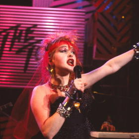 Cyndi Lauper
Kdo by neznal hymnu všech oldies diskoték Girls Just Wanna Have Fun. Na svědomí ji má Cyndi Lauper a její skvělé zrzavé vlasy, spoustu laku na vlasy a bláznivé osmdesátkové pop/punkové oblečení.
Cyndi Lauper
Kdo by neznal hymnu všech oldies diskoték Girls Just Wanna Have Fun. Na svědomí ji má Cyndi Lauper a její skvělé zrzavé vlasy, spoustu laku na vlasy a bláznivé osmdesátkové pop/punkové oblečení.