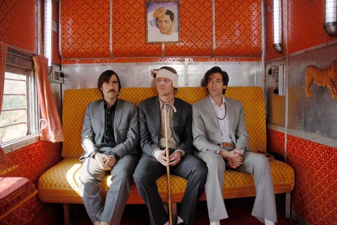 Darjeeling s ručením omezeným (The Darjeeling Limited), 2007

V této vyloženě praštěné komedii tři odloučení bratři jedou vlakem napříč Indií. Darjeeling má snad vůbec nejživější barvy ze všech Andersonových filmů. Vedoucí výpravy Mark Friedberg si od indických drah půjčil vlak a jeho interiér přeměnil v širokou paletu navzájem se tlukoucích vzorů s retro dřevěným obložením a schovanými portréty indických ikon. A samozřejmě žádné vlakové kupé není kompletní bez sady stylových kufrů. Pro Wese Andersona je na zakázku vyrobil Louis Vuitton.
