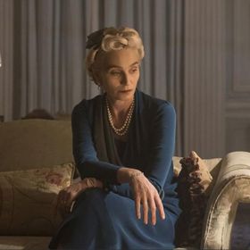Nejtemnější hodina
- celý šatník Clemmie Churchill
Že Gary Oldman v roli Winstona Churchilla naprosto exceluje, to je už známá, Oscarem oceněná věc. Ale pojďme zde trochu oslavovat Kristin Scott Thomas v roli jeho manželky Clementine. Série jejích několika neuvěřitelně šik looků je také důvodem, proč byla Jacqueline Durran za tento film nominovaná na Oscara za nejlepší kostýmy.
Nejtemnější hodina
- celý šatník Clemmie Churchill
Že Gary Oldman v roli Winstona Churchilla naprosto exceluje, to je už známá, Oscarem oceněná věc. Ale pojďme zde trochu oslavovat Kristin Scott Thomas v roli jeho manželky Clementine. Série jejích několika neuvěřitelně šik looků je také důvodem, proč byla Jacqueline Durran za tento film nominovaná na Oscara za nejlepší kostýmy.